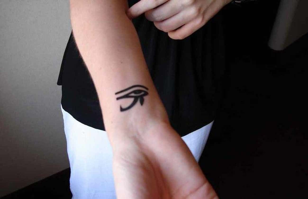 Татуировки для девушек на руке маленькие