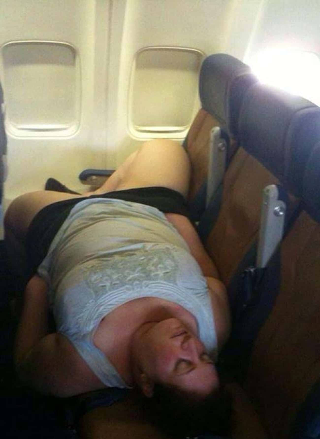Толстый человек в самолете