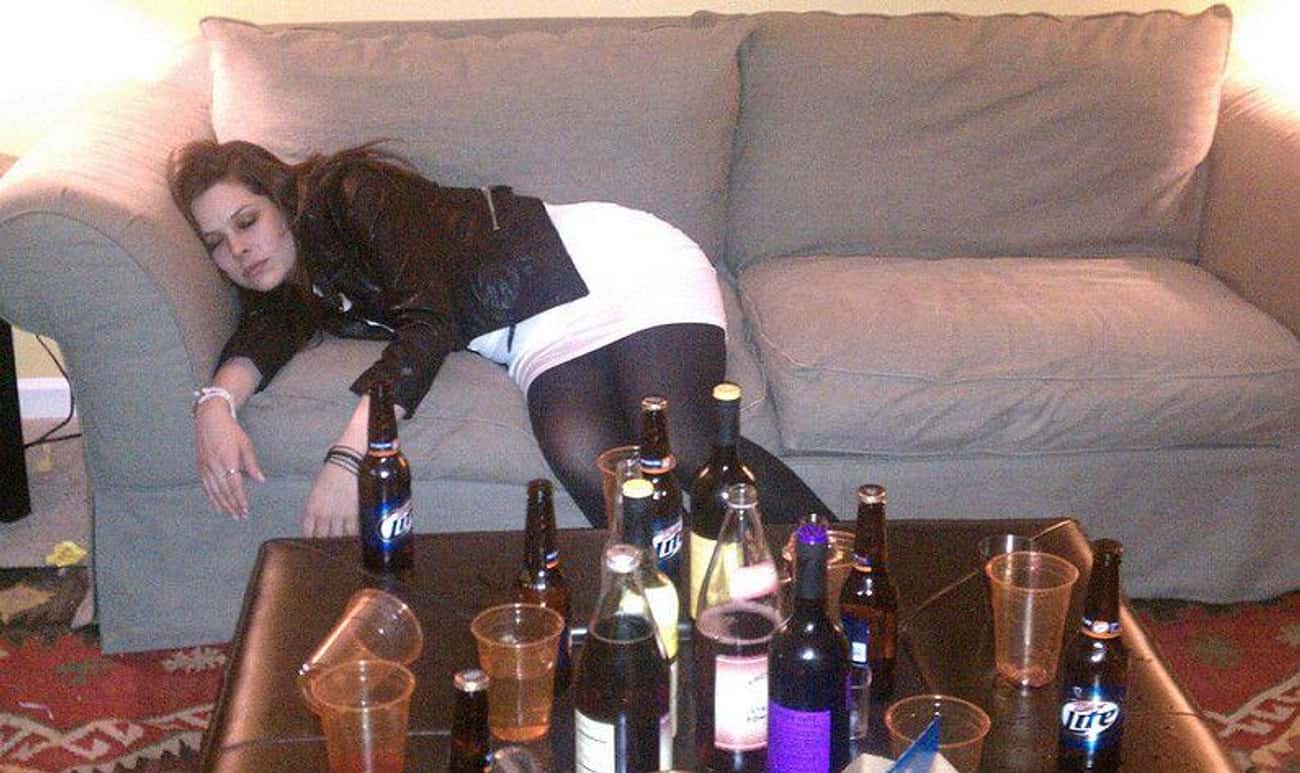 Пьяная девушка за столом