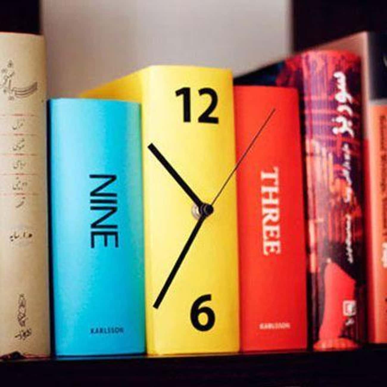 Часы из обложек книг