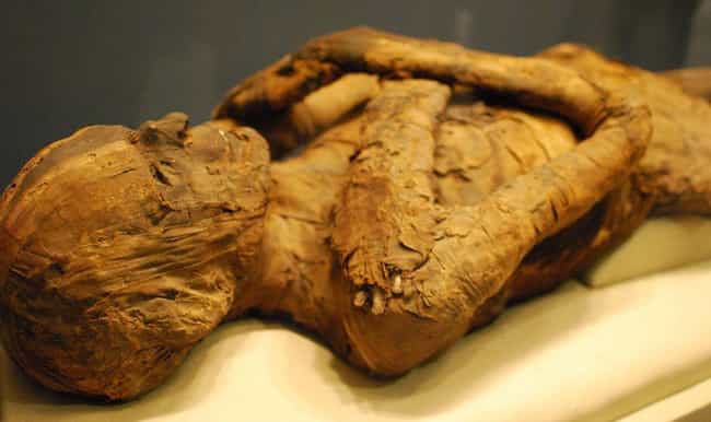 drying out and covering body with natron ancient egypt
