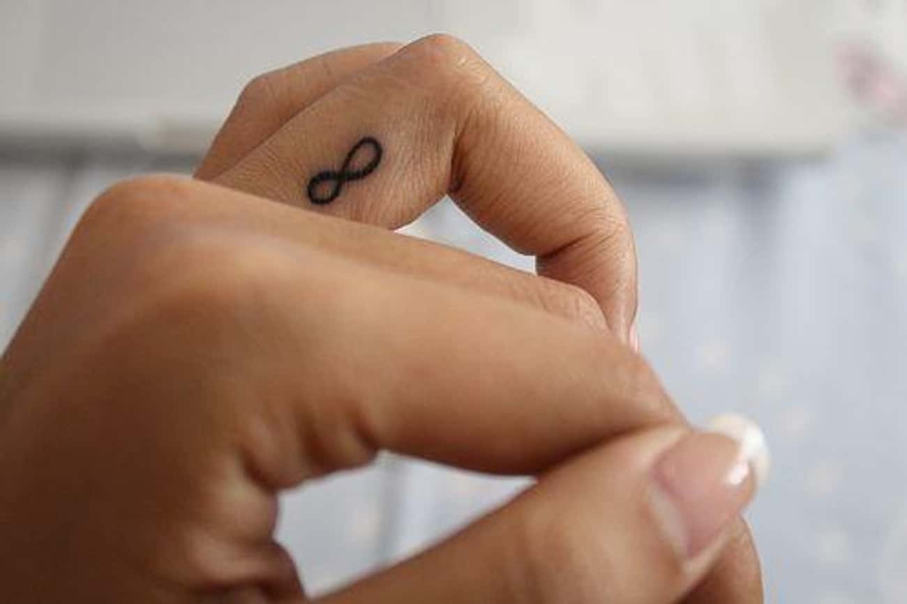 Татуировка на безымянном пальце бесконечность