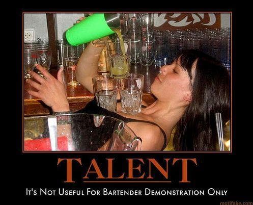 Пьяные девушки в баре. Пьяные девочки в баре. Пьяная женщина в баре. Пьяные девушки в баре. Девушка на барной стойке.