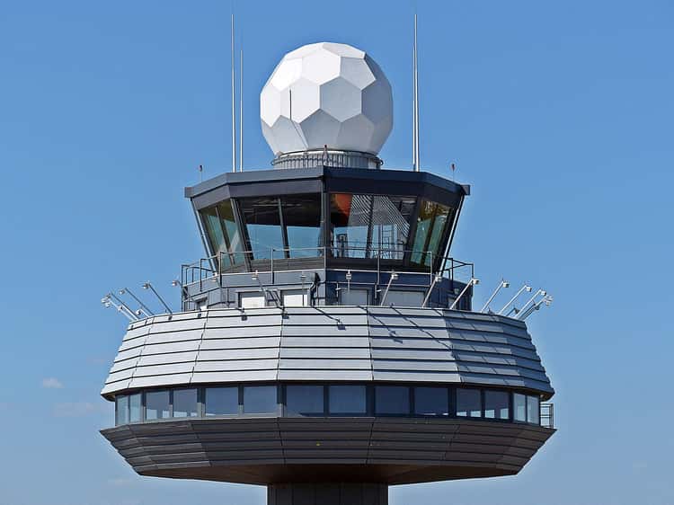 air-traffic-control-systems-can-be-hacked-with-a-_450-portable-transmitter-photo-u1