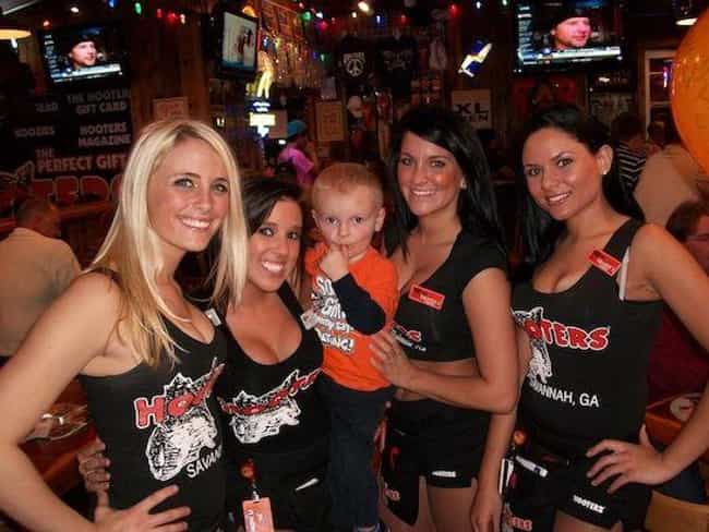 25 Awkward Photos of Guys with Hooters Waitresses That Are ...