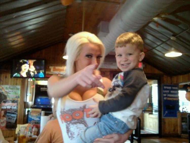 The Funniest Photos of Guys with Hooters Waitresses