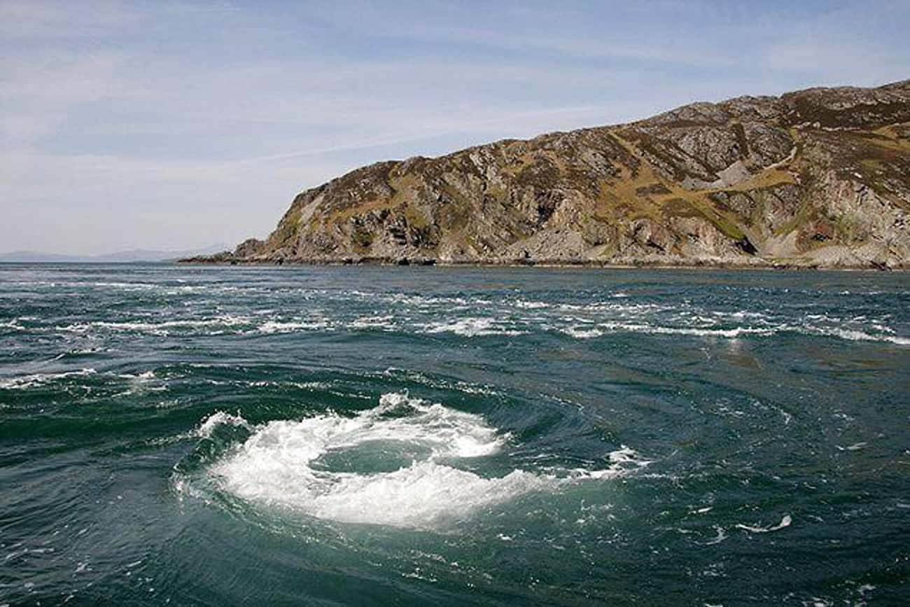 Самый большой пролив атлантического океана. Корриврекан водоворот Шотландия. Водоворот Сальстраумен. Corryvreckan водоворот. Острова Джура водоворот.