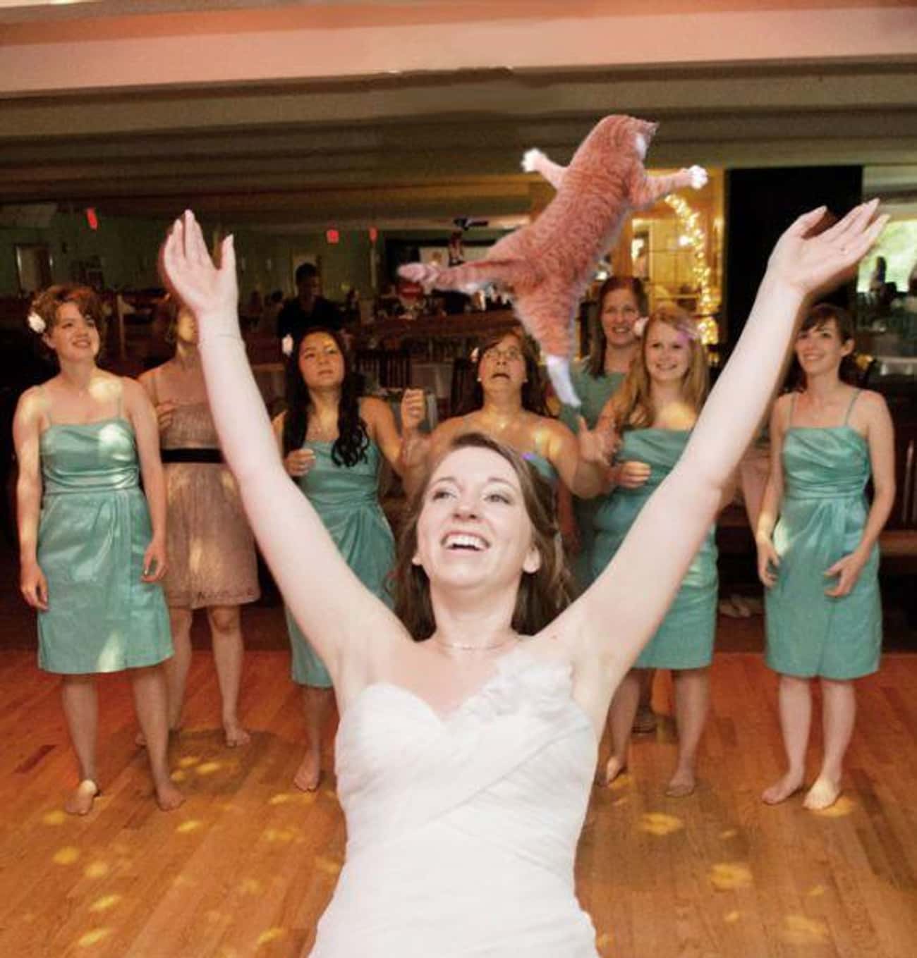 Невеста бросает букет на свадьбе