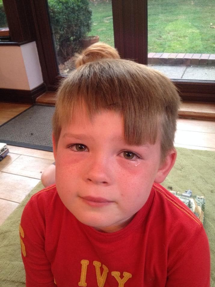 Ребенок сам подстригся. Дети которые сами по себе. Замкнутый ребенок. Подстричь челку ребенку. Дети стригутся сами.