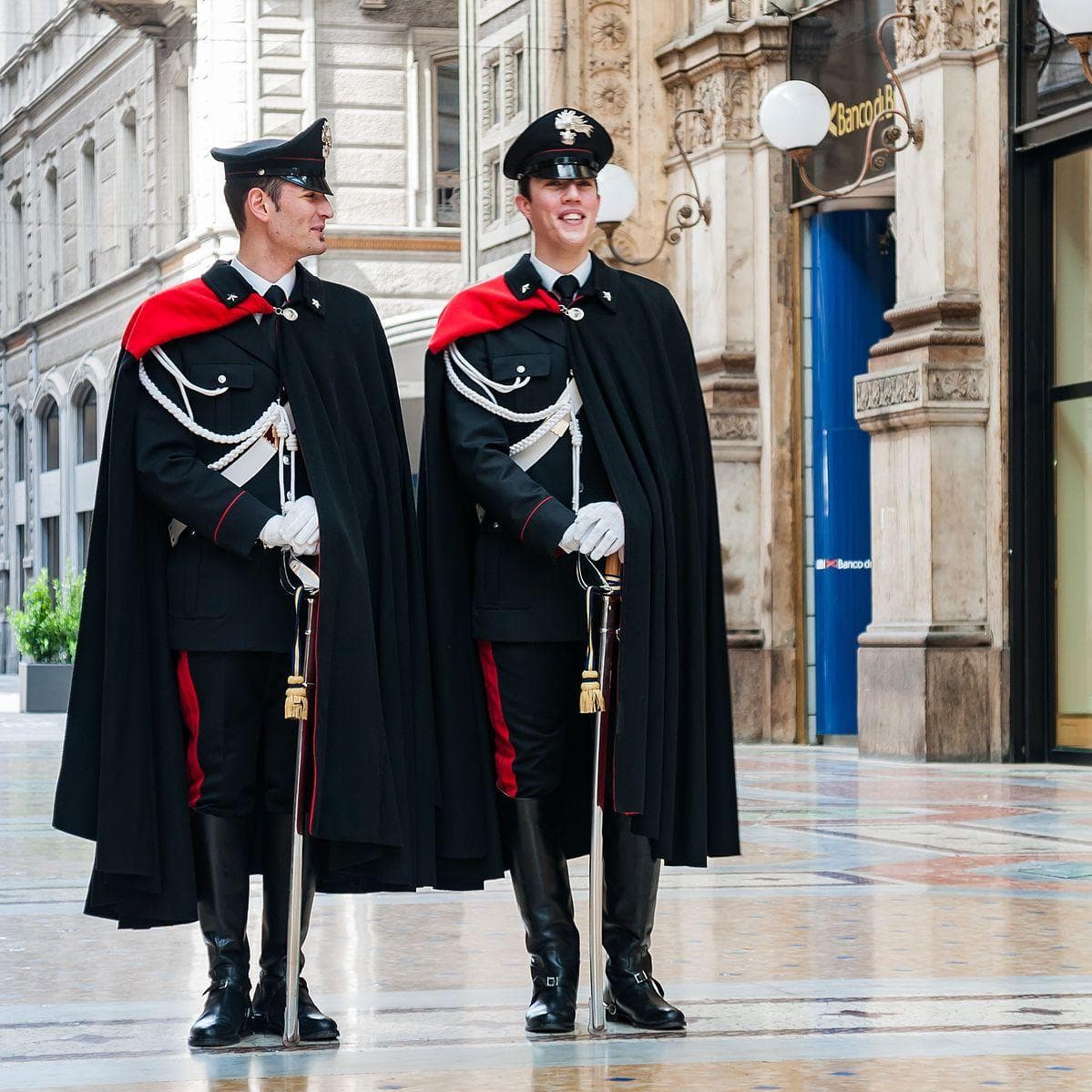 28 Photos of Police Uniforms From Around the World