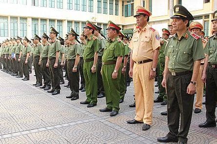 28 Photos Of Police Uniforms From Around The World