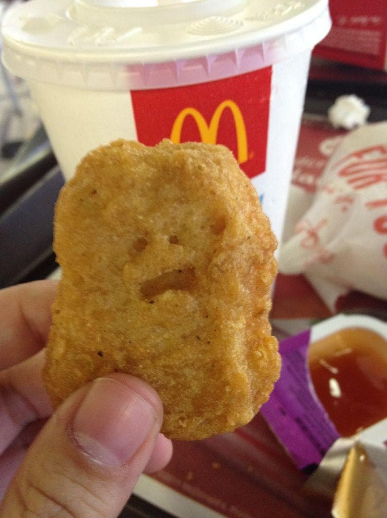 Наггетс мем человек. Смешной наггетс. Chicken nuggets meme. Куриный наггетс мем. Еда мем наггетс.