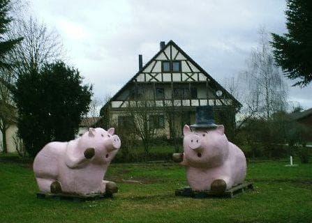 34 Weird Lawn Ornaments You Would Not Want in Your Neighborhood
