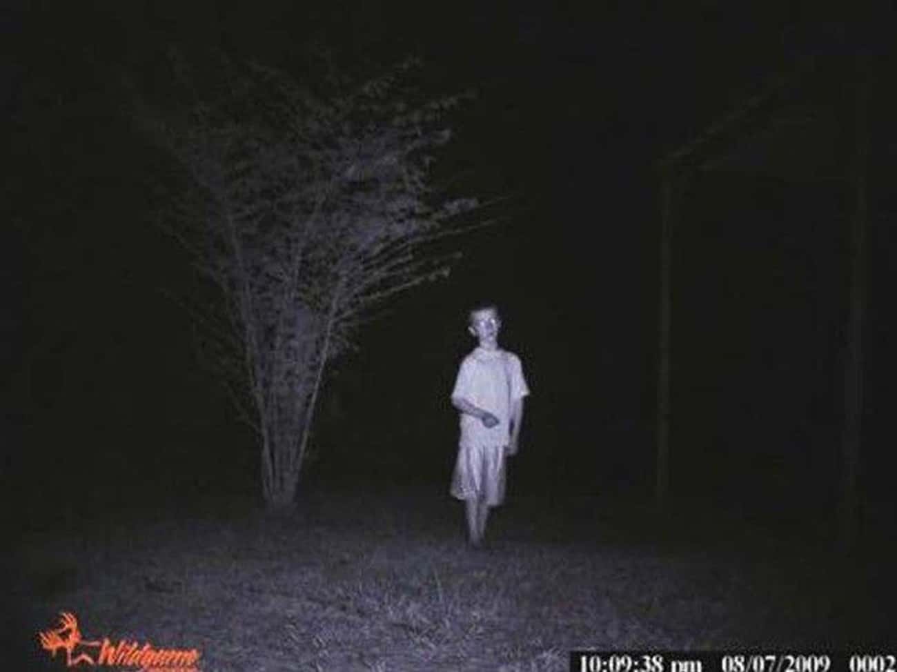 Мальчик видит призраков. Привидение в лесу. Жуткие кадры с камер ночного видения.