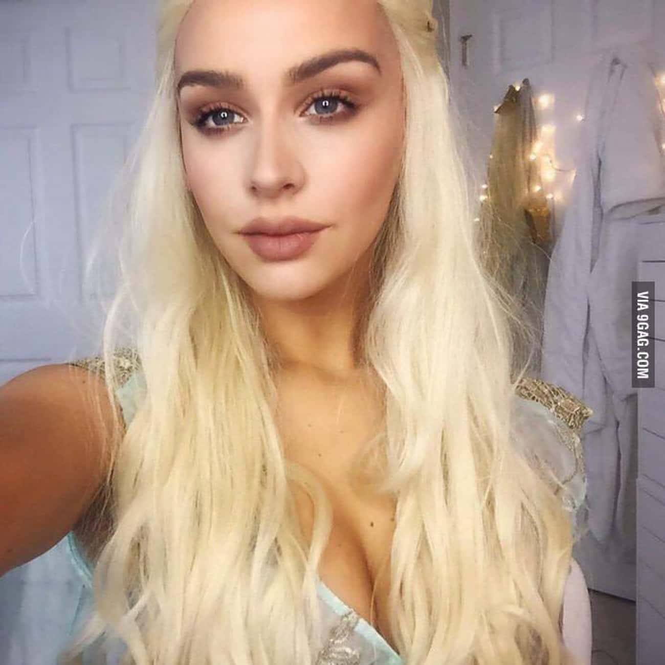 Even Khaleesi Takes Selfies