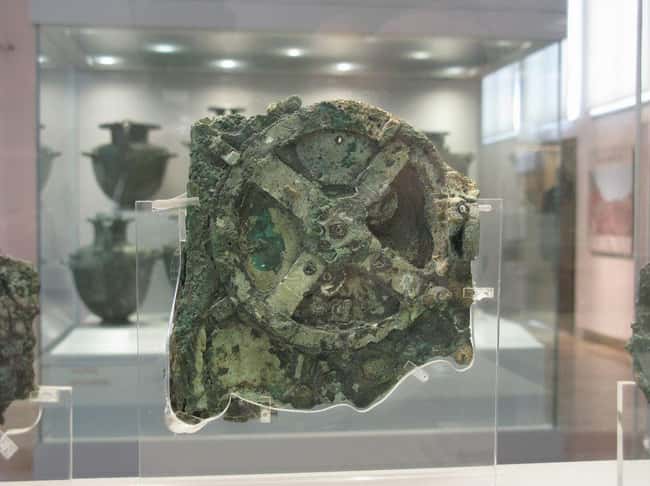 This image has an empty alt attribute; its file name is the-antikythera-mechanism-photo-u1