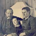 The Living Posed For Pictures With The Dead on Random Extremely Bizarre Ways People From Victorian England Mourned Dead