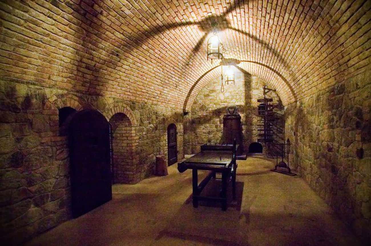 Место пыток. Замок Кастелло ди Амороса. Лондонский Тауэр тюрьма. Лондонский Тауэр тюрьма внутри. Лондонский Тауэр пыточная камера.