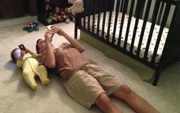 Фотосессия отец и взрослый сын. Папа с детьми на диване. Папа будет сидеть. Папа будет сидеть. Сын сидит за столом.