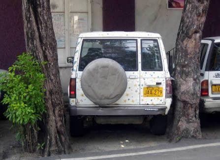 28 Infuriating Photos Of Truly Terrible Parking Jobs