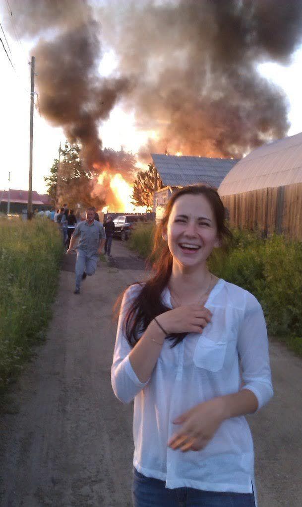 28 Weird Pictures of People Smiling During Disasters