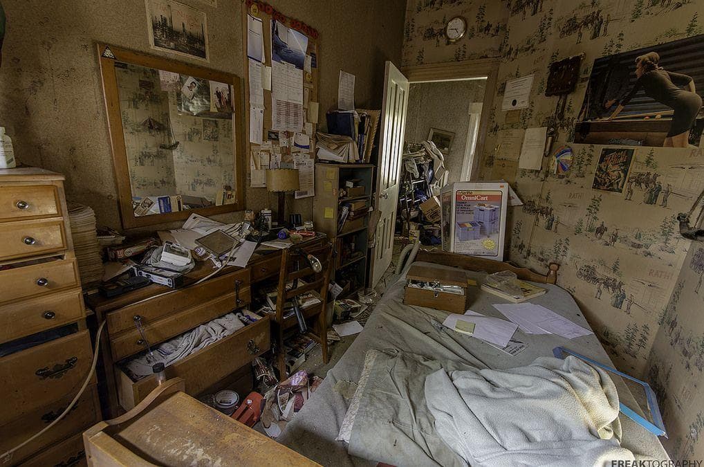 Бардак в комнате. Бардак в квартире. Неопрятные квартиры. Бардак в квартире. Беспорядок в комнате подростка.