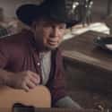 Thanks To The Thunder Rolls He's Mr. Controversy on Random Weird AF Facts About Garth Brooks, Biggest Country Star Of '90s