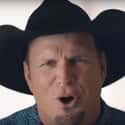 He Eats Like A (Literal) Dog on Random Weird AF Facts About Garth Brooks, Biggest Country Star Of '90s
