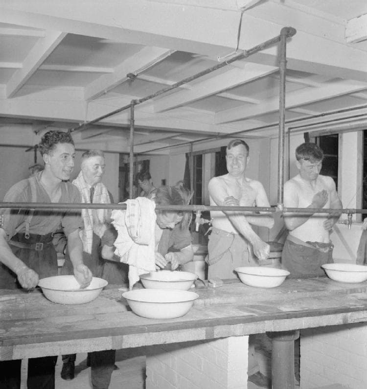 19 Shocking Pictures That Show How Weird Life Was During The Blitz
