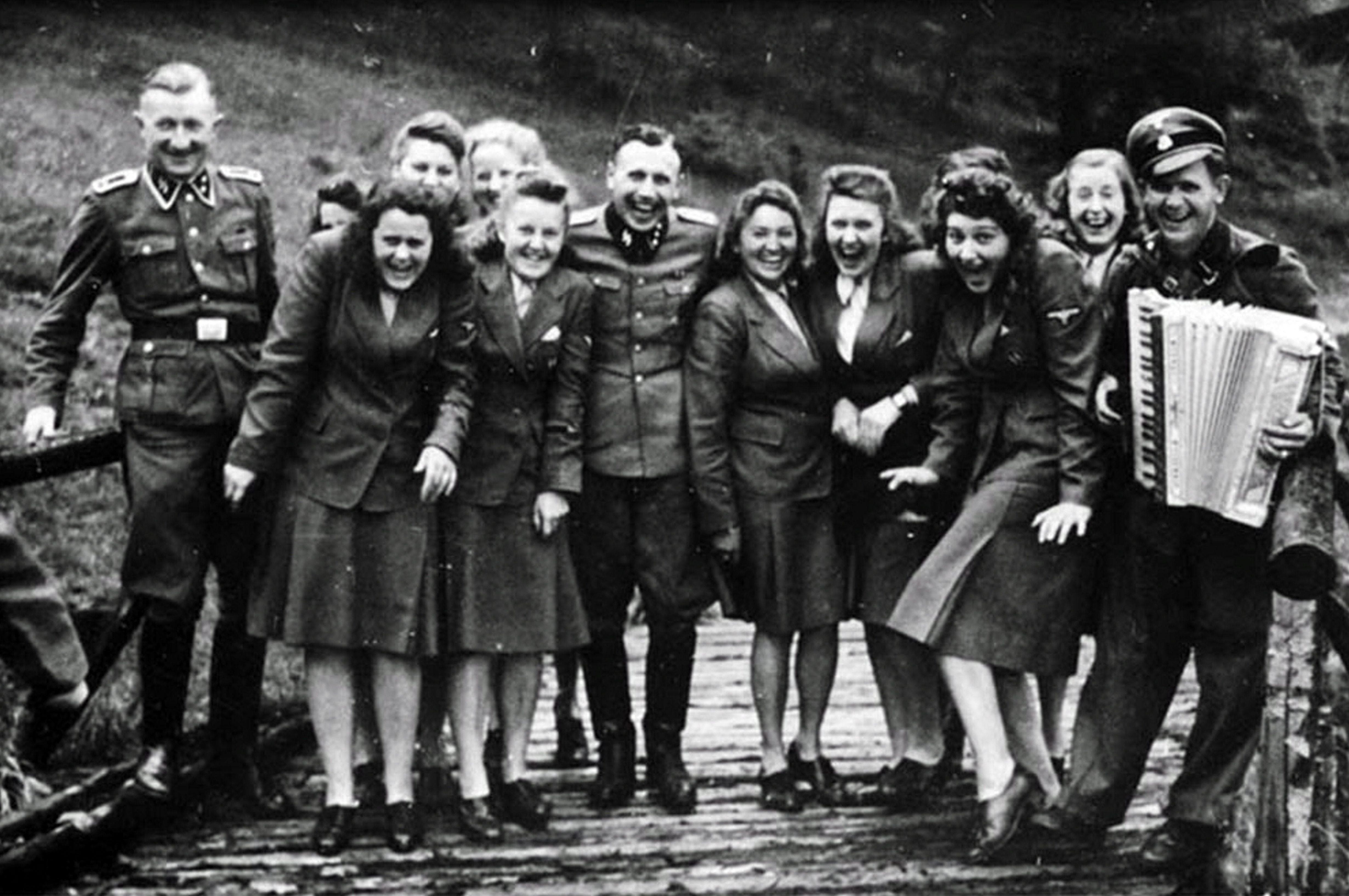 from-the-hoecker-album-auschwitz-staff-enjoying-leisure-time-photo-u2