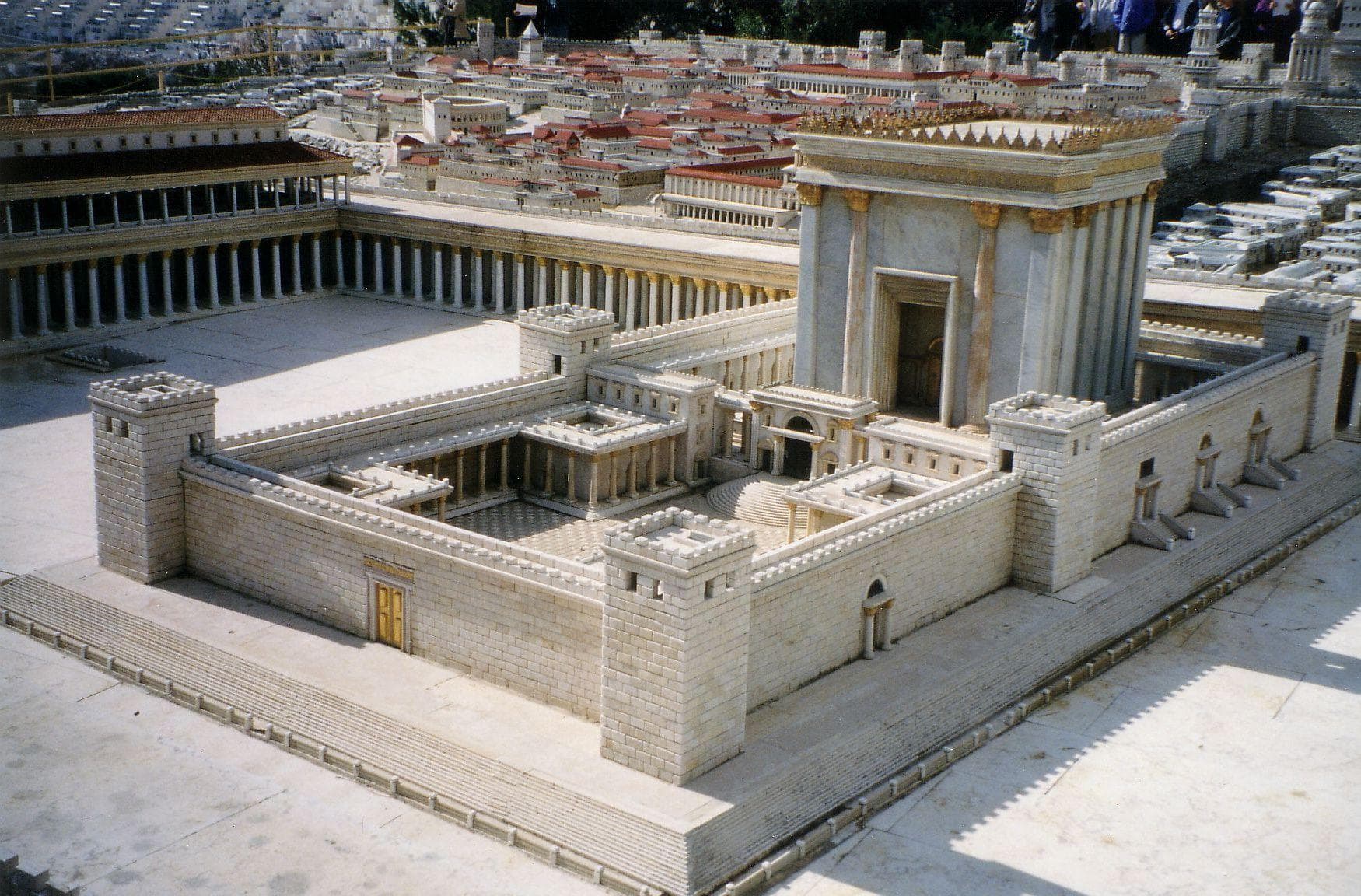 아주 새 성전이 건설 중이었습니다