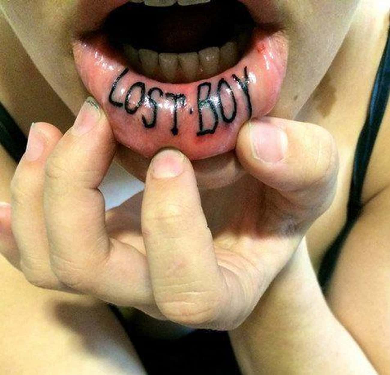 Татуировки под губой мужские