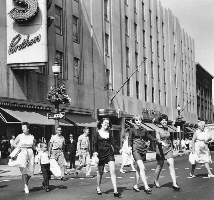 21 Vintage Department Store Photos That Show How They've Changed