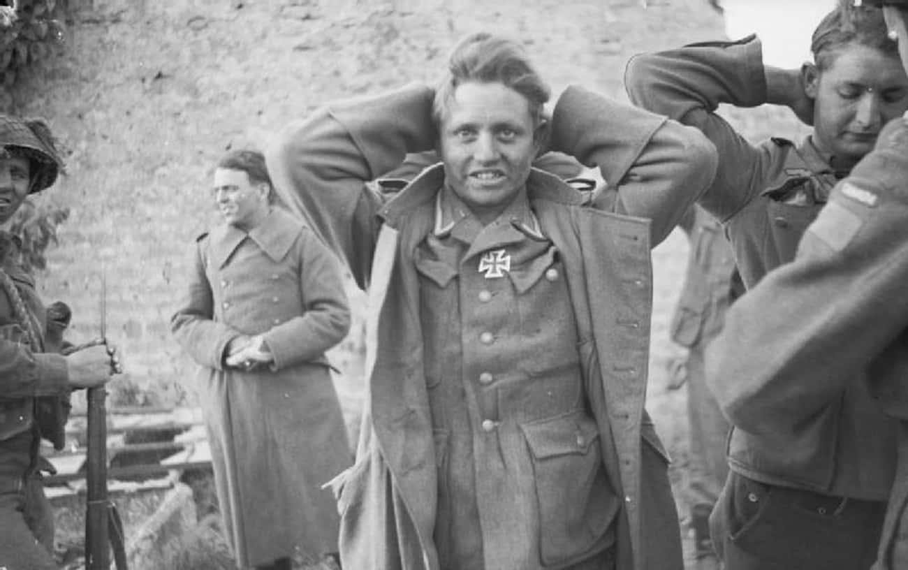 Взвод сдался в плен. Пленные немецкие солдаты 1944. Немецкие военнопленные. Немецкий офицер в плену.