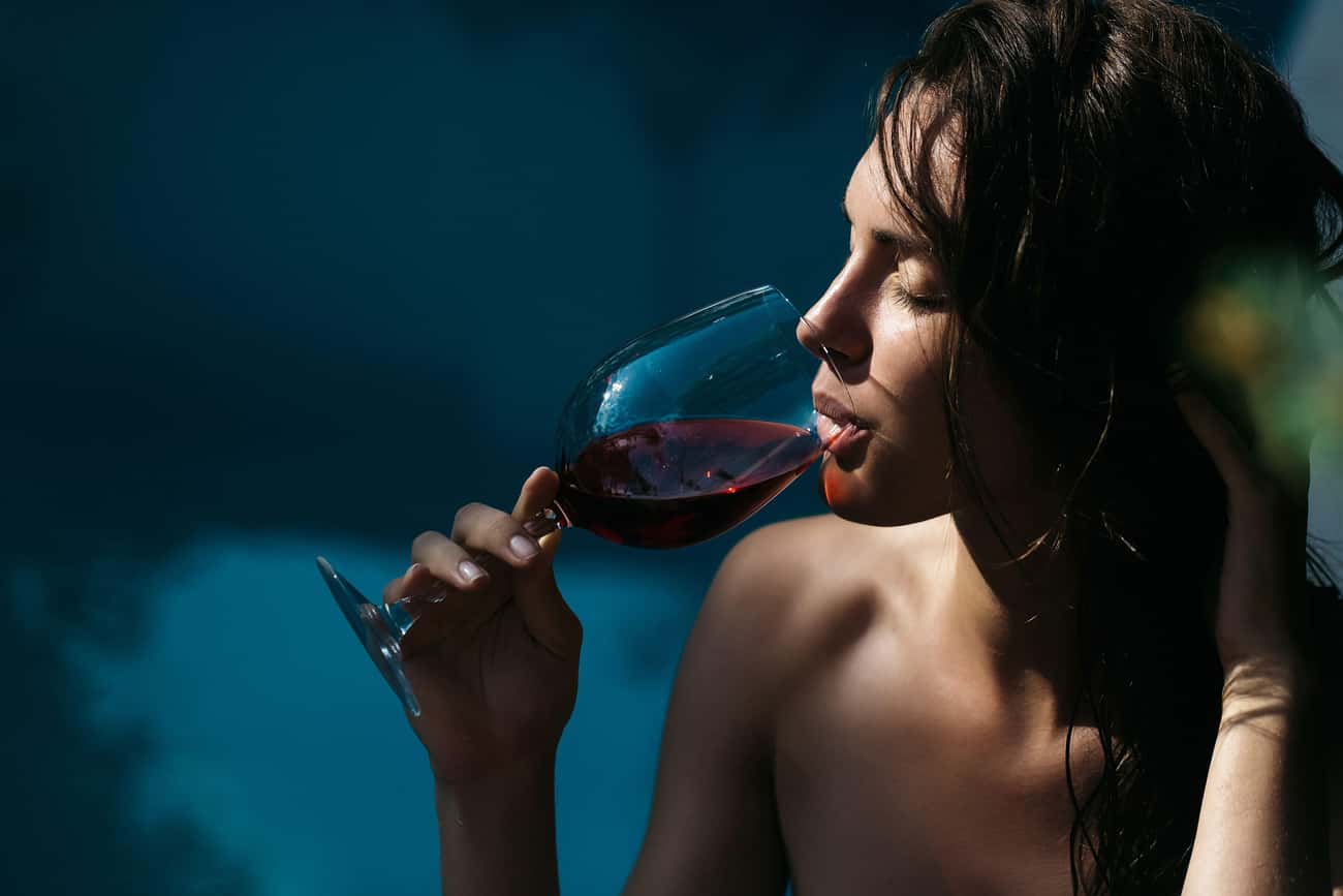 Девушка пьет кровь. Девушка с вином фото. Вино в руке девушки. Девушка с вином мес. Фотосессия в студии женщина с фужером.