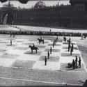 1924 – Game Of Human Chess on Random Photos That Show You Exactly How Weird History Really Was