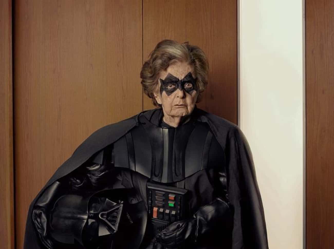 Хулиган бабка. Бабушка Бэтмен. Бабушка шпион. Бабушка в костюме Бэтмена. Бабушка Супергерой.