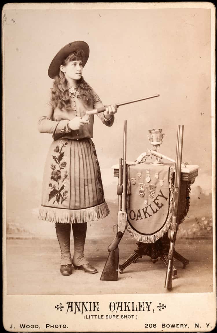 15 Awesome Facts About Gunslinger Annie Oakley