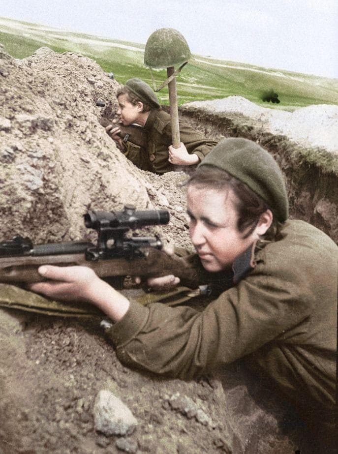 Девушка в окопах. Санинструктор ркка. Американские солдаты с м1 гаранд. Баллада о десанте друнина. Девушка в окопах.