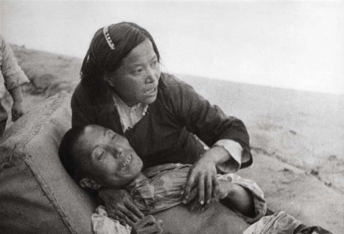 Chinese Woman With Her Dying Husband, 1940