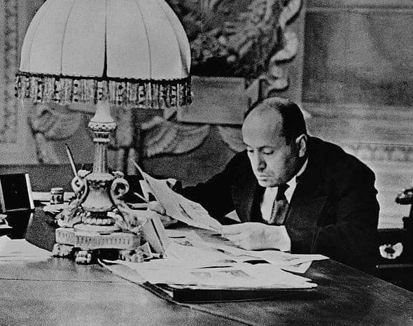 kaynak: https://imgix.ranker.com/user_node_img/50068/1001349283/original/reading-at-his-desk-in-rome-italy-1931-photo-u1?w=650&q=50&fm=jpg&fit=crop&crop=faces