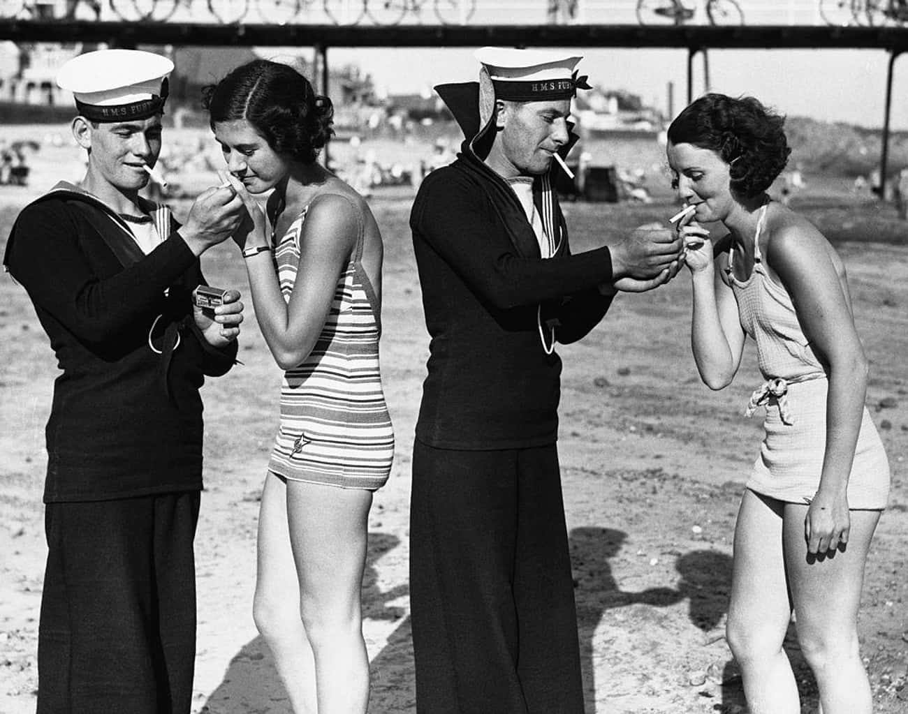 Ретро сюжетами измены. Купальные костюмы 30-х годов. Моряки 20 века. Моряк ретро. Курящие советские женщины.