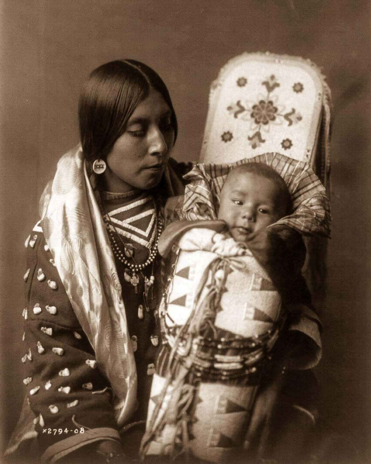 Один из коренных народов сша. Племя Навахо. Американские коренные жители. Североамериканские индейцы племена. Коренные жители Америки женщины.