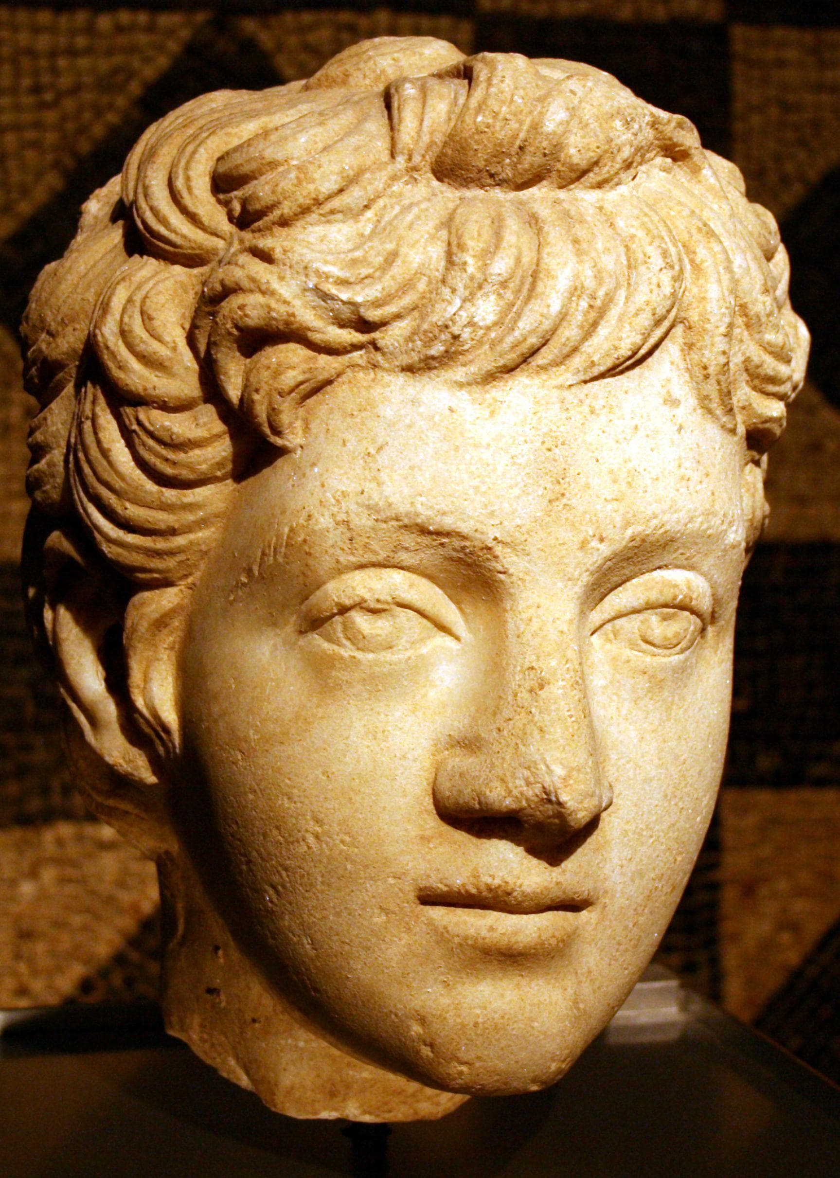 Image of Random Real Commodus Was An Even More Over-The-Top Emperor Than Gladiator's Version
