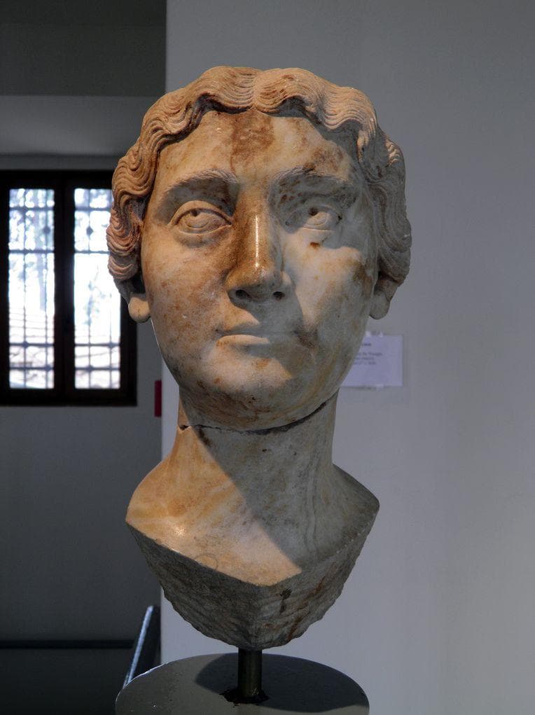 The True Story of Commodus, Joaquin Phoenix's Villain Emperor In ...