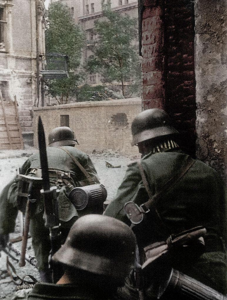 members-of-the-grenadier-division-and-quot_grossdeutschland-and-quot_-in-a-street-fight-in--photo-u1