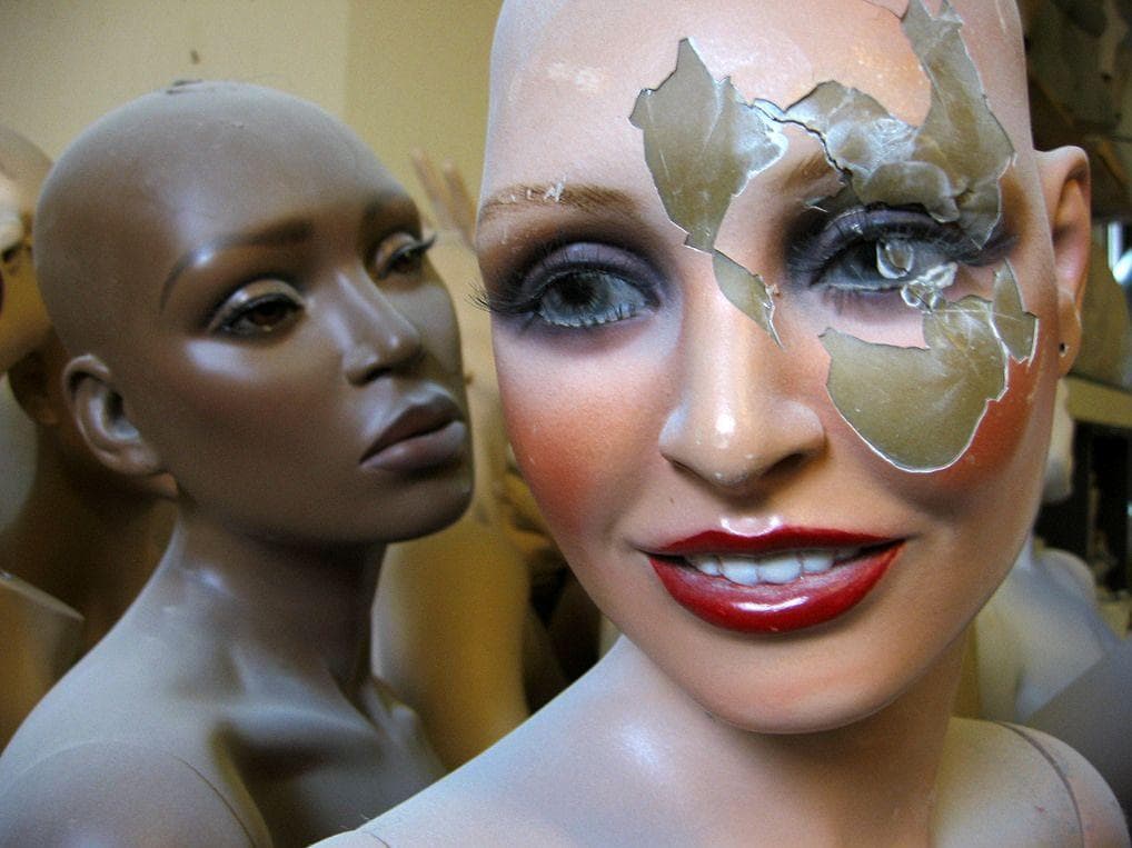 25 Photos That Will Horrify Anyone With A Mannequin Phobia