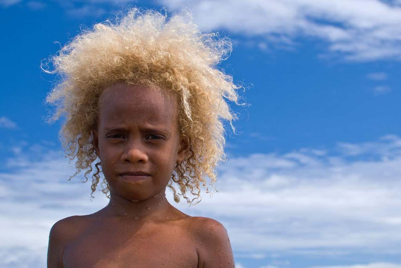 Темнокожая блондинка. Меланезийцы раса. Меланезийская раса австралоидная. Меланезийцы с Соломоновых островов. Аборигены Соломоновых островов блондины.