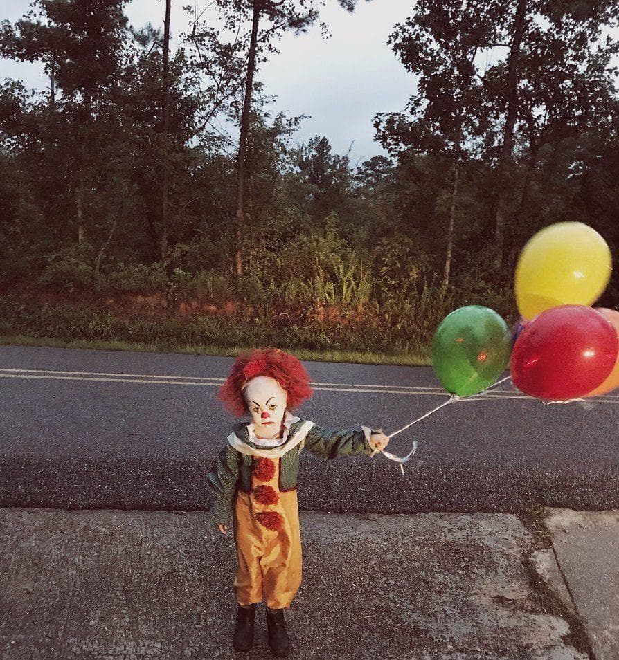 Оно мальчик с шариком. Оно мальчик с шариком. Фотосессия с красным шариком. Оно 2017 клоун пеннивайз. Джорджи денбро.