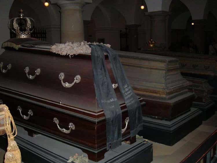 scary dead people in coffins